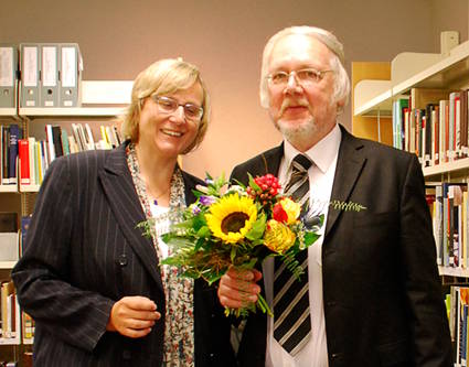 Abbildung Frau Professor Höroldt (Behördenleiterin) und Herr Heise (in den Ruhestand getretener Abteilungsleiter)