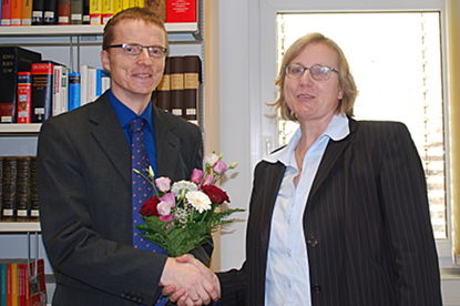 Der neue Leiter der Abteilung Merseburg, Herr Dr. Ralf Lusiardi, wird beglückwünscht von Prof. Dr. Ulrike Höroldt...