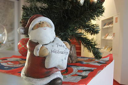 Abbildung Ein Weihnachtsmann im Lesesaal in Magdeburg
