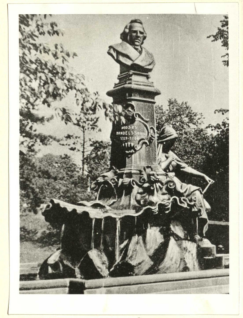 Foto des Mendelssohn-Denkmals in den Grünanlagen am Bahnhofsvorplatz in Dessau (LASA, E 122, Nr. 8)