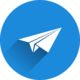 weißer Papierflieger auf blauem Hintergrund
