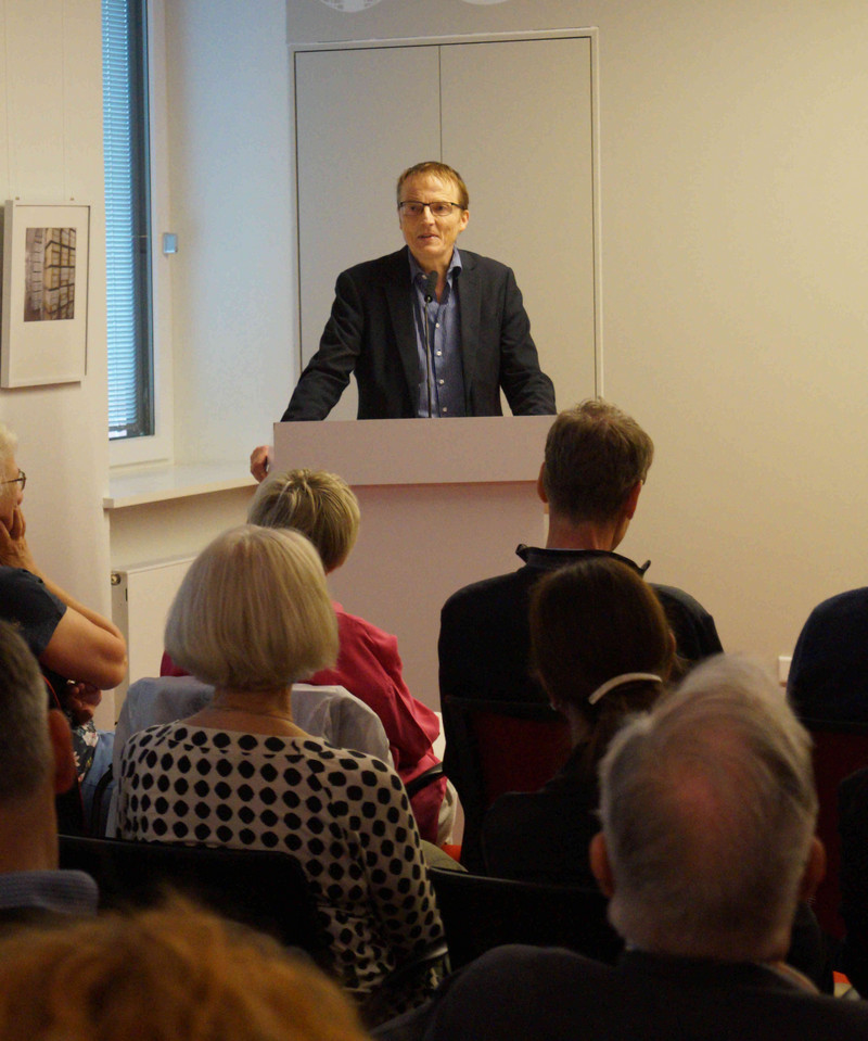 Dr. Ralf Lusiardi, Abteilungsleiter Magdeburg des Landesarchivs Sachsen-Anhalt steht am Rednerpult und stellt die Referentin Frau Prof. Satjukow vor. 