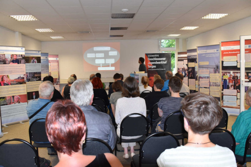 Blick in den gut gefüllten Ausstellungs- und Vortragsraum