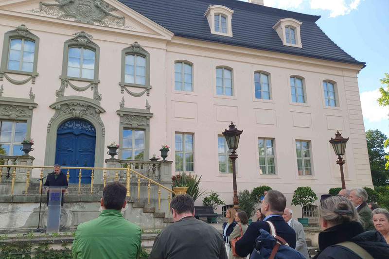 Teilnehmende der Tagung beim Empfang durch den Cottbusser Oberbürgermeister vor Schloss Branitz