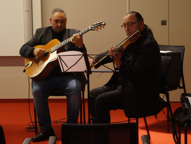 Manolito Steinbach und Sorin Ferat spielen Gitarre und Geige