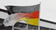 Eine bundesdeutsche Flagge vor einem DDR-Betriebsgebäude