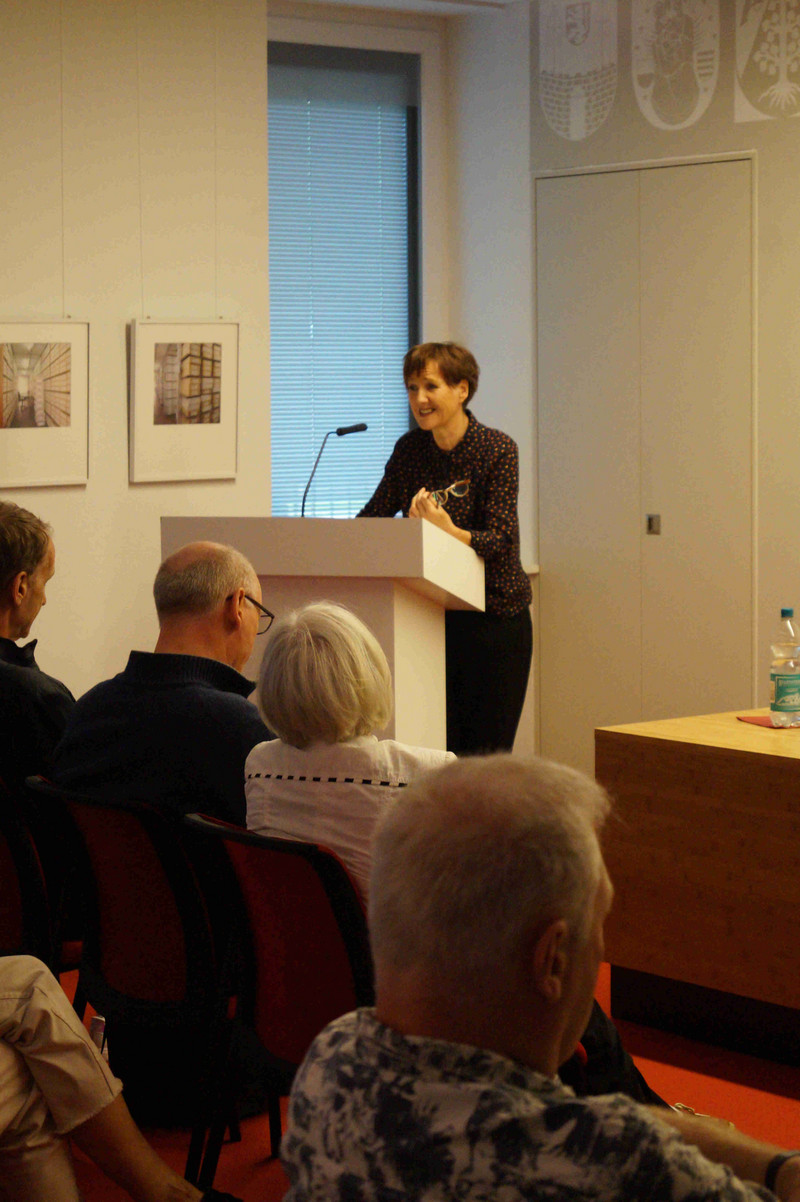 Prof. Dr. Silke Satjukow spricht vom Rednerpult zum Publikum im Vortragsraum des Landesarchivs in Magdeburg