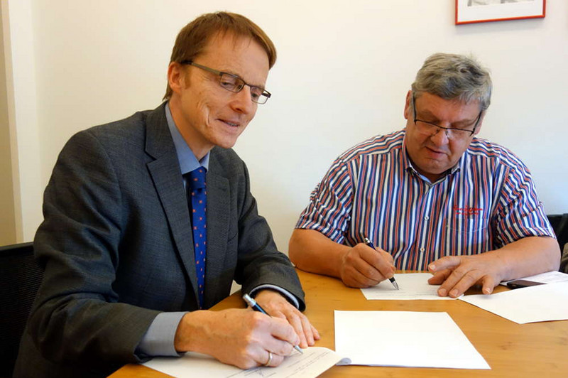 Abbildung Dr. Ralf Lusiardi (l.), stellvertretender Leiter des Landesarchivs, bei der Unterzeichnung des Depositalvertrags mit Dr. Gerhard Schulz aus Hohengrieben.